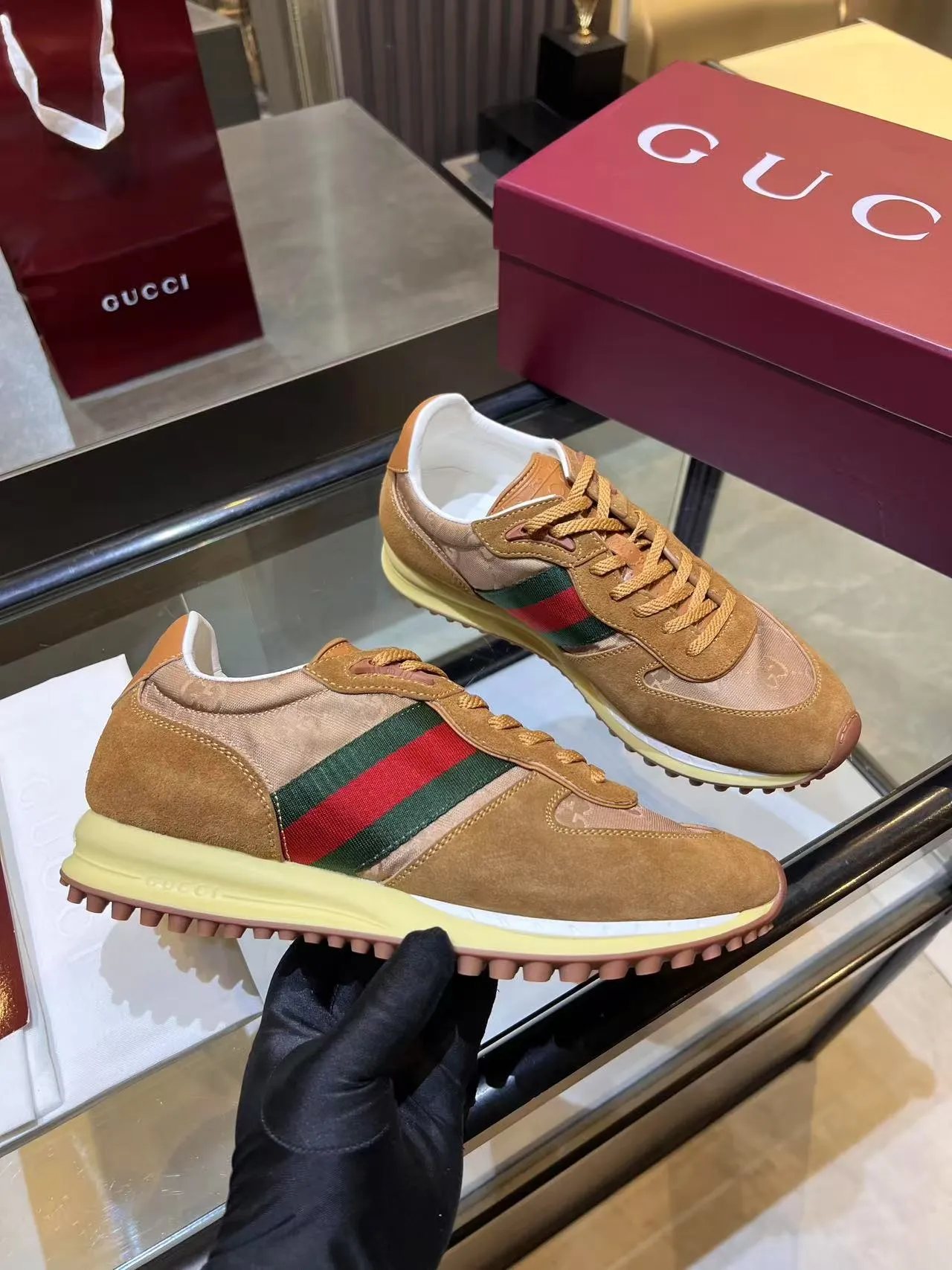 [G Home] P: 660💰 Men's Size: 40-44 (45 customized) Gucci Gucci Top version Latest catwalk style Re-Motion series Thick-soled casual sneakers Original purchase development and production This sneaker has a detachable and adjustable ankle strap, adding a dynamic item to the 2025 spring and summer series. The light and flexible outsole has been specially treated and is filled with a strong retro style. Exquisitely packaged at the delivery counter🛍📦 ▪️Fabric: Original customized imported first-layer cowhide ▪️Inner lining: Original customized breathable mesh ▪️Sole: Original molded TPU material ▪️Sole thickness: 3.5CM